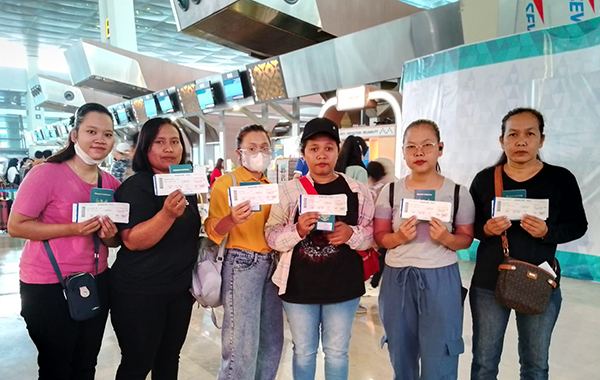 Keluarga Mengantar Keberangkatan Calon PMI dengan Bahagia